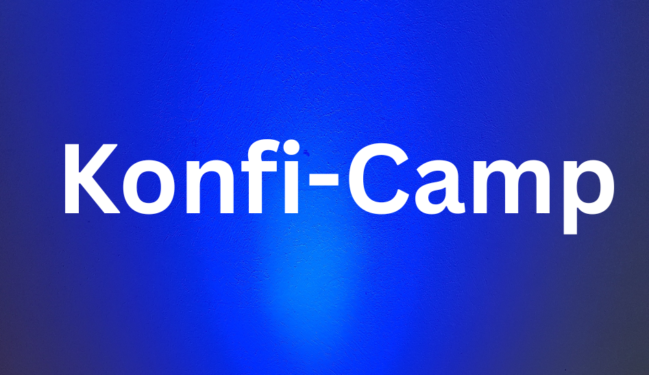 Es ist ein Wort Konfi-Camp in weißer Farbe mit blauen Hintergrund zu sehen