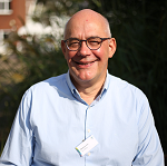 Auf dem Foto ist Herr Pfarrer Irmer zu sehen