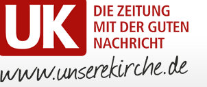 Auf dem Bild sieht man Logo von Unsere Kirche Zeitung ,zwei größe Buchstaben U und K in weiß auf dem roten Untergrund und die Schrift die Zeitung imt der guten Nachricht