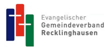  Es ist ein Logo von dem Ev. Gemeindeverband Recklinghausen zu sehen. Drei Streifen in blau rot und grün verbunden mit zwei Kreuzen