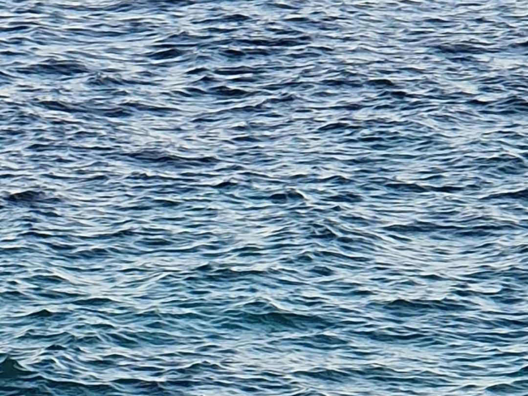 Es ist blaues Meer zu sehen