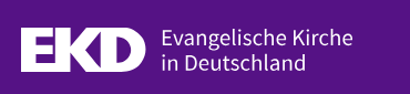 Es ist ein Text EKD Evangelische Kirche in Deutschland auf dem lila Hintergrund zu sehen